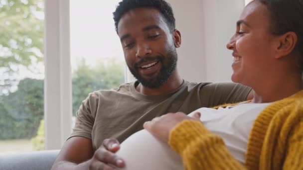 Těhotná Dvojice Ženou Sedí Vedle Manžela Když Dotkne Jejího Břicha — Stock video