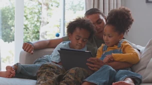 Armeemutter Uniform Sitzt Mit Sohn Auf Sofa Und Spielt Spiel — Stockvideo