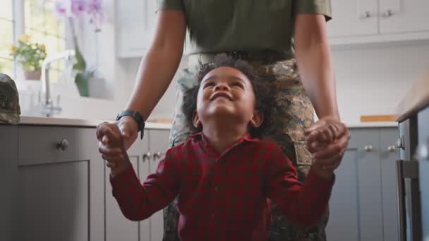 Mutter Der Amerikanischen Armee Urlaub Spielt Mit Sohn Uniform Familienküche — Stockvideo