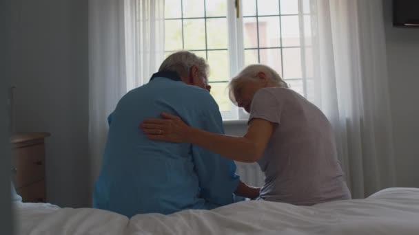 Preocupada Pareja Jubilados Jubilados Sentados Cama Casa Discutiendo Problema Junto — Vídeos de Stock