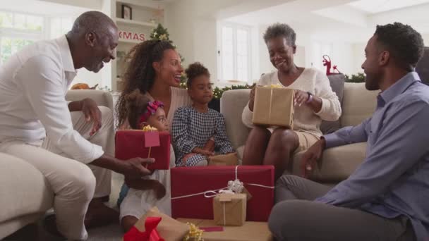 Родина Багатьох Поколінь Святкує Різдво Вдома Сидячи Лаунж Відкритті Подарунки — стокове відео