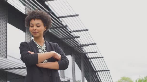 Modern Ofis Binasının Önünde Duran Kollarını Kavuşturan Kameraya Gülümseyen Kadınının — Stok video