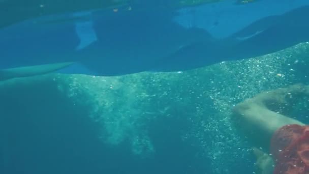 Onderwater Schot Van Man Zwemmen Spetterende Vrouw Drijvend Opblaasbare Luchtbed — Stockvideo