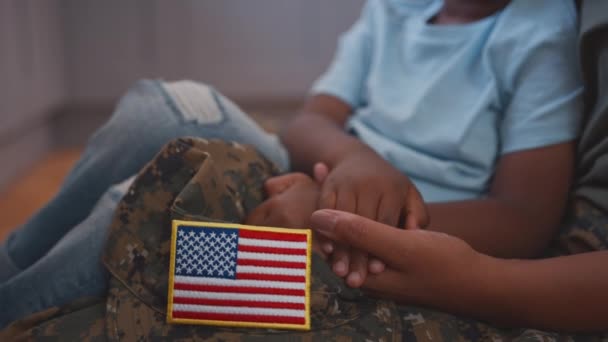 Zbliżenie Amerykańskiej Armii Matka Domu Urlopie Przytulając Syna Mundurze Siedzi — Wideo stockowe
