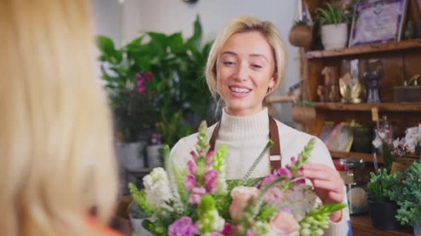 Starší Žena Kupující Kytice Květin Květinářství Shop Shot Zpomaleném Filmu — Stock video