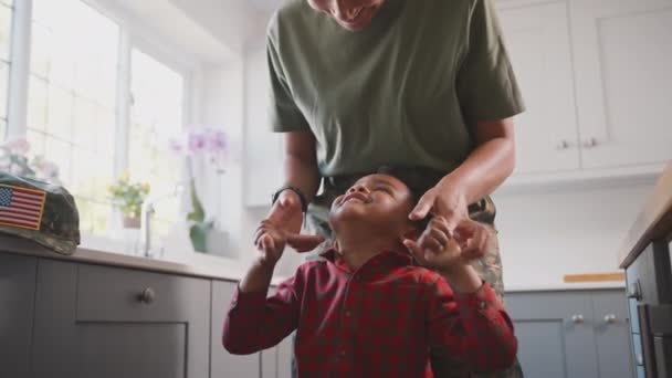 Mutter Der Amerikanischen Armee Urlaub Spielt Mit Sohn Uniform Familienküche — Stockvideo