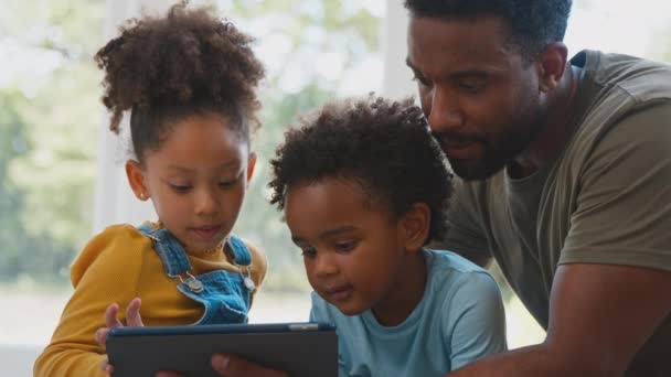 Vater Hause Kinder Sitzen Auf Teppich Und Spielen Mit Digitalem — Stockvideo