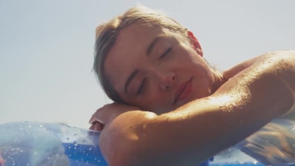Vrouw Drijvend Opblaasbaar Luchtbed Zwembad Zomervakantie Geschoten Slow Motion — Stockvideo