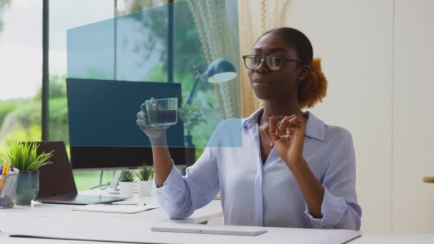 Kobieta Patrząca Wyświetlany Ekran Siedząca Przy Biurku Pijąca Kawę Interakcyjną — Wideo stockowe