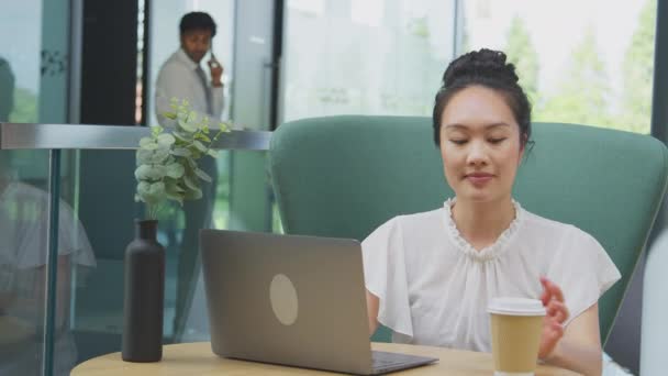 Businesswoman Pomocí Notebooku Pracuje Stolu Pití Odnést Kávu Breakout Posezení — Stock video