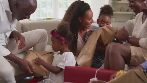 Mehrgenerationenfamilie Feiert Weihnachten Hause Sitzt Lounge Und Öffnet Geschenke Gemeinsam — Stockvideo