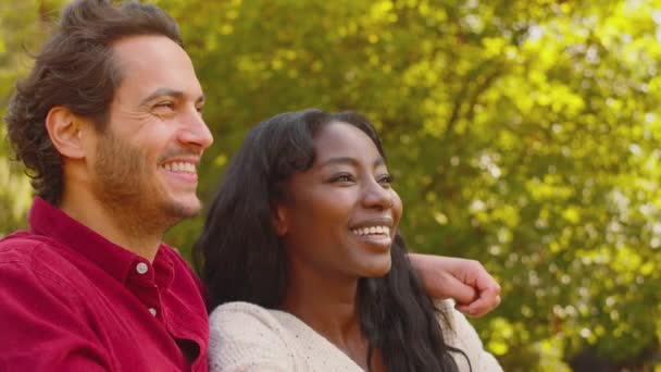Liebevoll Lächelndes Multirassisches Paar Das Sommerlicher Landschaft Holzzaun Ruht Aufgenommen — Stockvideo
