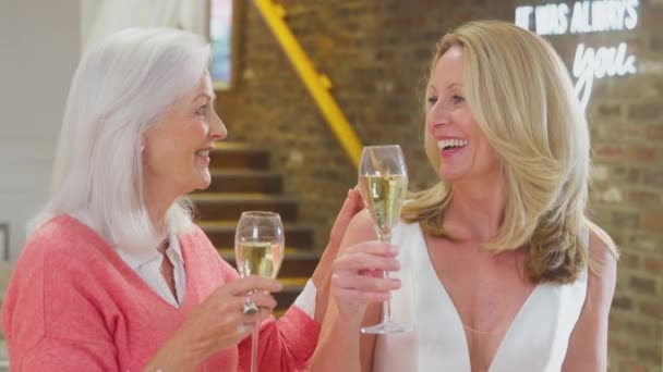 Senior Mor Med Vuxen Dotter Dricker Champagne Som Hon Försöker — Stockvideo