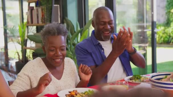 Familia Multigeneracional Sentada Alrededor Mesa Casa Comiendo Disfrutando Comida Juntos — Vídeo de stock