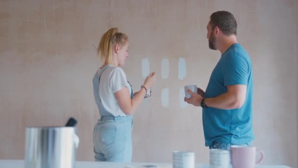 Pár Renovace Kuchyně Doma Ženou Malování Tester Barva Nos Partnera — Stock video