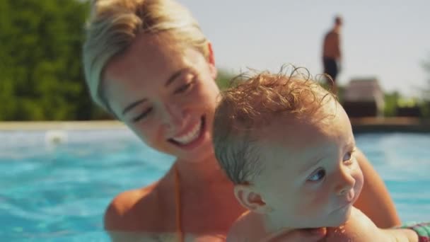 Lächelnde Mutter Mit Baby Sohn Familiensommer Entspannt Schwimmbad Planschen Aufgenommen — Stockvideo