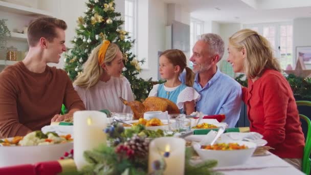 Familia Multigeneracional Celebrando Navidad Casa Comiendo Juntos Filmado Cámara Lenta — Vídeo de stock