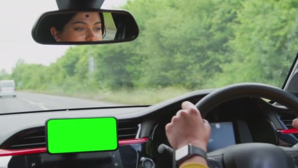 Zbliżenie Kobiety Jazdy Samochodem Wolnymi Rękami Urządzenie Zielonego Ekranu Telefon — Wideo stockowe