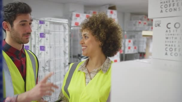 Lojistik Dağıtım Deposunda Çalışan Kadın Yavaş Çekimde Raftan Kutu Alıyor — Stok video