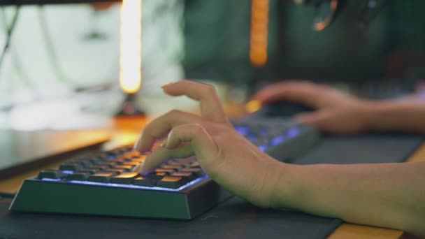 Nahaufnahme Einer Frustrierten Spielerin Die Computertastatur Benutzt Und Schreibtische Mit — Stockvideo