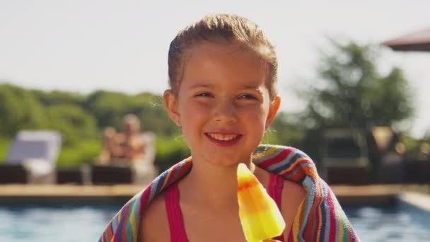 Handtuch Gehülltes Mädchen Sitzt Sommerurlaub Swimmingpool Und Isst Eis Und — Stockvideo