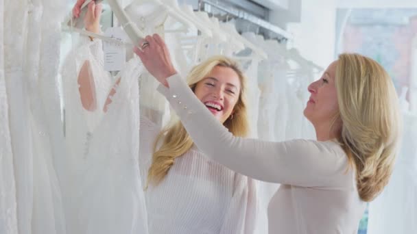 母亲在婚纱店帮助成年女儿选择婚纱 动作缓慢 — 图库视频影像