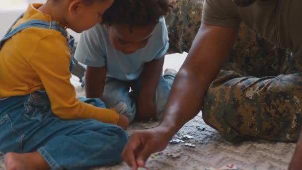 Arméfar Uniform Hemma Permission Med Barn Som Gör Pussel Tillsammans — Stockvideo