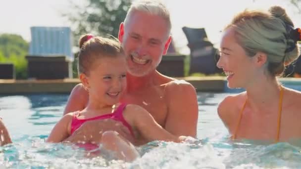Lächelnde Mehrgenerationenfamilie Sommerurlaub Entspannt Schwimmbad Planschen Aufgenommen Zeitlupe — Stockvideo