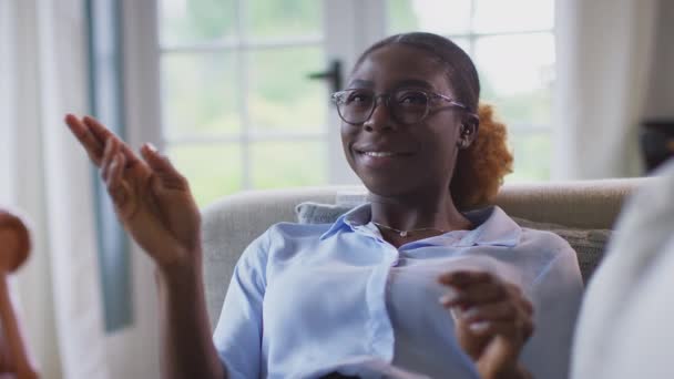 Женщина Расслабляется Лежа Дома Диване Гарнитуре Взаимодействует Технологией Снято Замедленной — стоковое видео