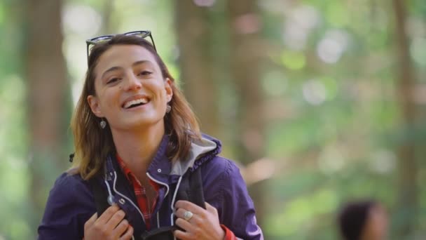Portret Uśmiechniętej Kobiety Grupą Przyjaciółek Wakacyjnej Wycieczce Lesie Nakręcony Zwolnionym — Wideo stockowe