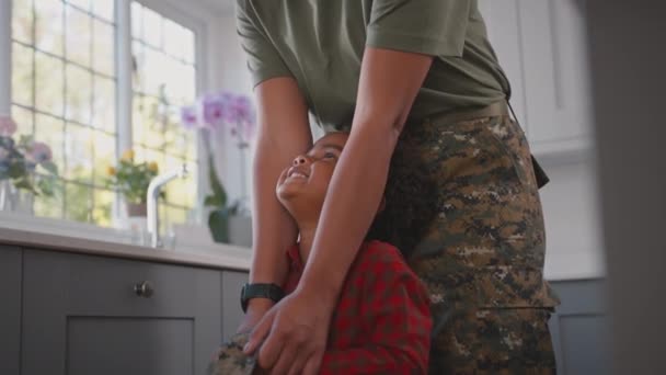 Exército Mãe Casa Licença Brincando Com Filho Vestindo Seu Uniforme — Vídeo de Stock