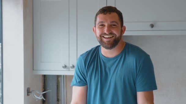 Portrét Usměvavého Muže Jak Renovuje Kuchyň Doma Skládá Paže Dívá — Stock video