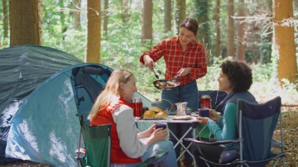 Grupa Przyjaciółek Wakacjach Kempingowych Lesie Jedząca Wspólnie Posiłek Przy Namiocie — Wideo stockowe
