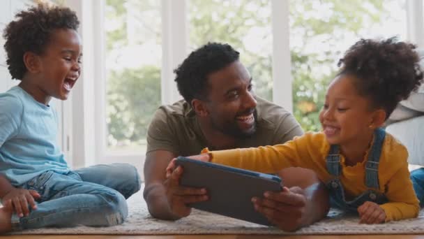 Vater Hause Kinder Liegen Auf Teppich Und Spielen Mit Digitalem — Stockvideo