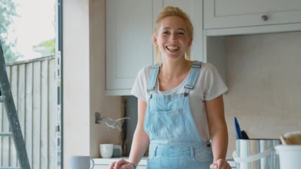 Retrato Una Mujer Sonriente Vestida Con Mazmorras Renovando Cocina Casa — Vídeos de Stock