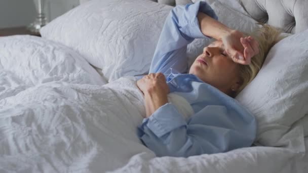 Menopausal Mature Woman Suffering Insomnia Awake Bed Home Shot Slow — Stock Video