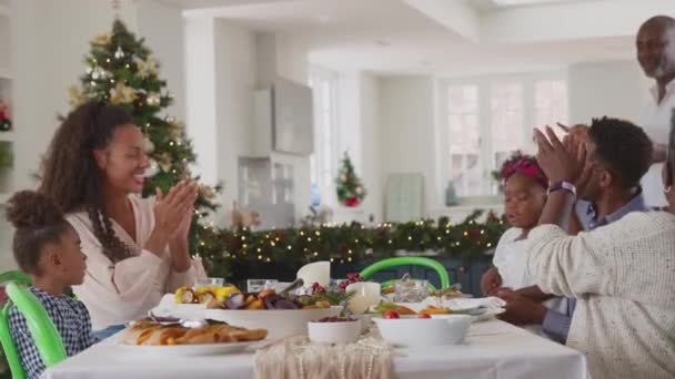 Багатоповерхова Сім Плескає Дідусь Приносить Туреччину Різдвяну Їжу Вдома Знімок — стокове відео