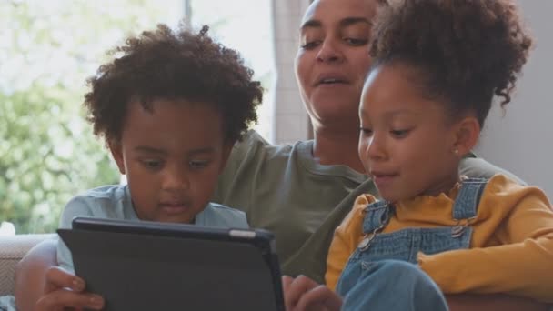 Мама Сидит Диване Детьми Играющими Игру Потоковое Кино Цифровой Планшет — стоковое видео