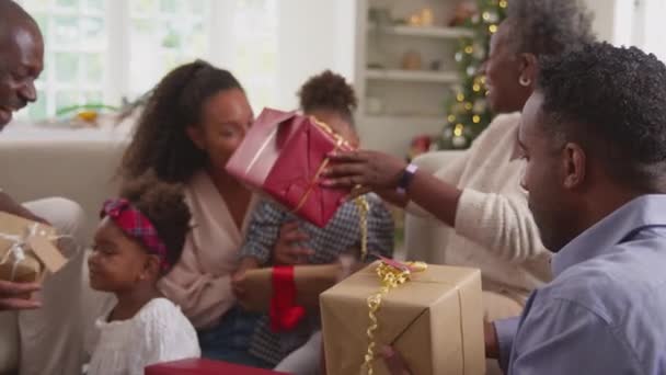 집에서 크리스마스를 축하하는 가족들 라운지에서 선물을 동작으로 — 비디오