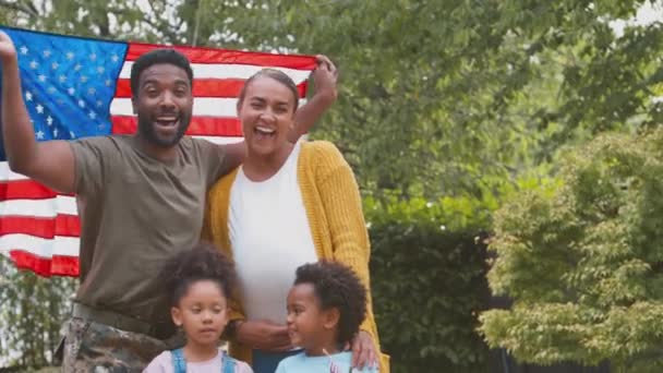 星とストライプの旗を保持する庭で屋外のアメリカ軍の家族の肖像 スローモーションで撮影 — ストック動画