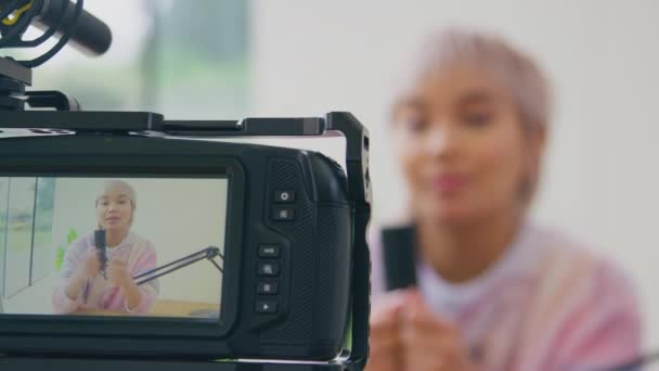 Mikrofon Dizüstü Bilgisayarlı Kadın Vlogger Kamera Arkasından Bilgisayar Ekipmanlarını Yavaş — Stok video