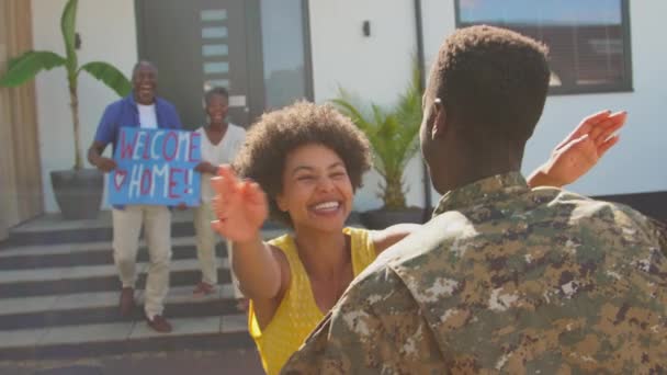 Flergenerationsfamilj Med Föräldrar Och Hustru Välkomnande Armé Soldat Hem Permission — Stockvideo