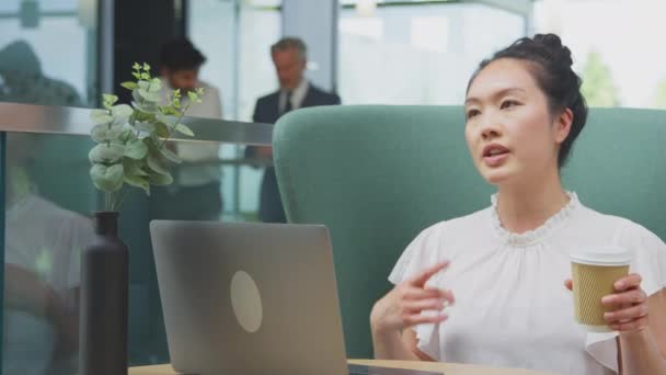 Kadını Laptopta Video Görüşmesi Yapıyor Masada Çalışıyor Ofis Binasının Kırılma — Stok video