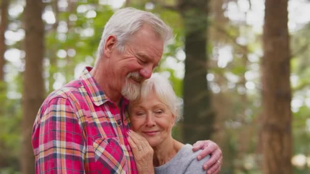 Kochająca Starsza Para Przytulająca Się Spacerze Leśnej Wsi Ciesząca Się — Wideo stockowe