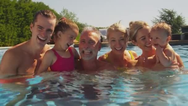 Porträt Einer Lächelnden Mehrgenerationenfamilie Mit Baby Sommerurlaub Beim Entspannen Und — Stockvideo