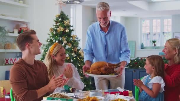 Dedem Noel Yemeği Için Eve Hindi Getirirken Çok Nesildir Alkış — Stok video