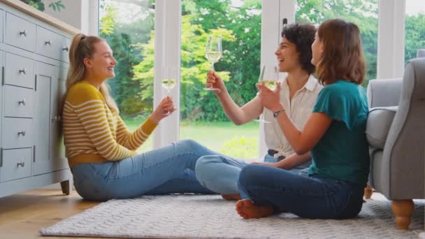Groep Van Drie Vrouwelijke Vrienden Thuis Zitten Vloer Lounge Wijn — Stockvideo