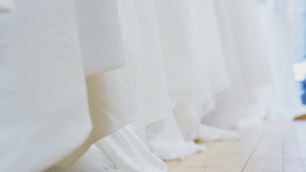 Nahaufnahme Wunderschöner Weißer Hochzeitskleider Die Auf Der Auslage Brautladen Hängen — Stockvideo