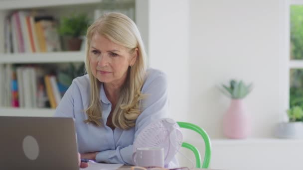 Mulher Madura Menopausal Trabalhando Laptop Com Ventilador Conectado Casa Tendo — Vídeo de Stock