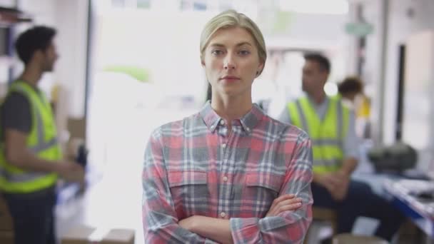 Ağır Çekimde Çekilen Lojistik Dağıtım Deposunda Ciddi Bir Kadın Yöneticinin — Stok video